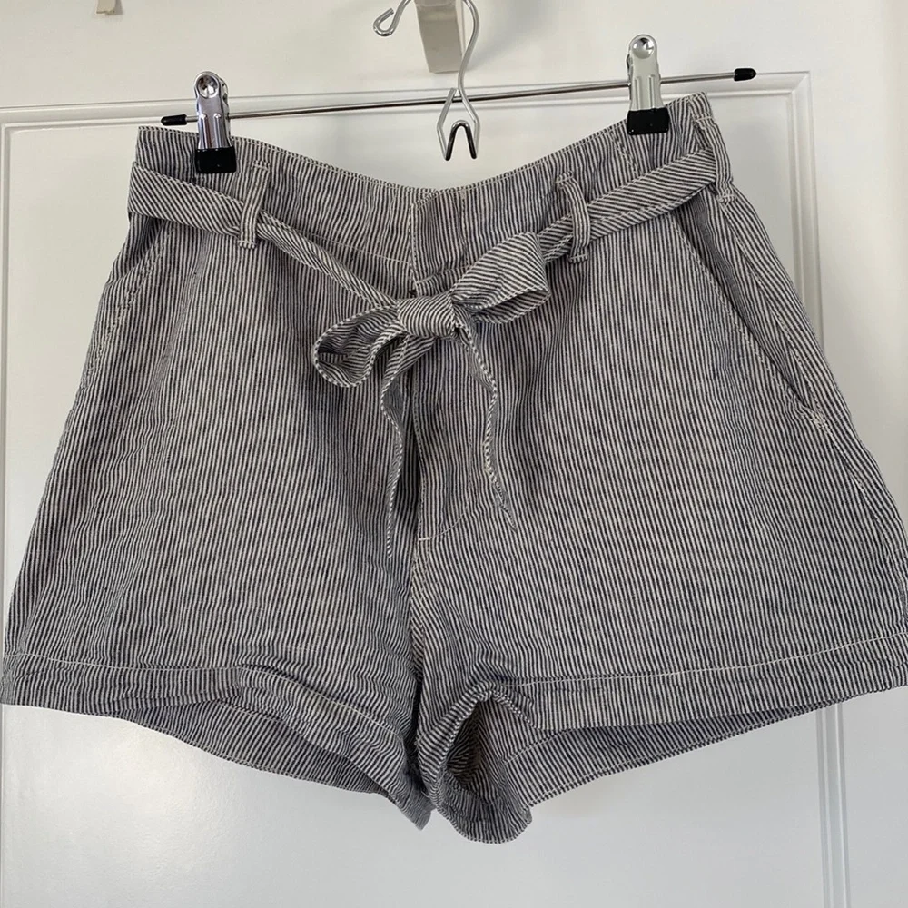 ABERCROMBIE & FITCH PIN STRIPED LINEN SHORTS - Picture 1 of 4